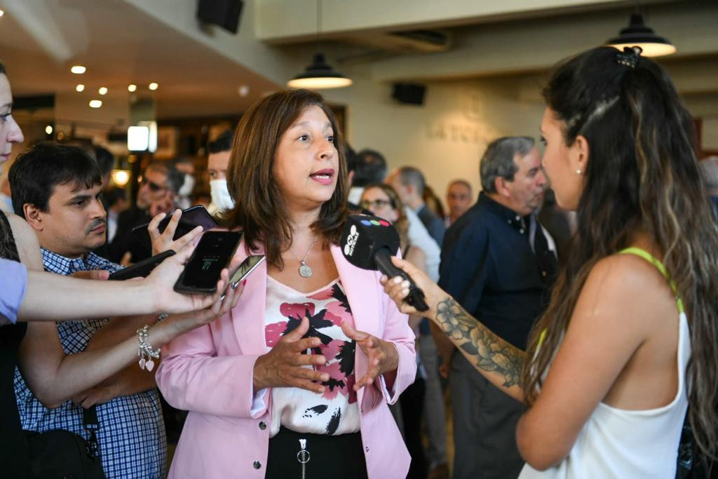 Gobernadora Arabela Carreras en rueda de prensa